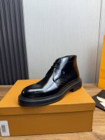 工厂价Tods.男士秋冬及踝靴，体现经典的优雅气质 高雅的外观搭配修长的版型，进口牛皮打造，舒适轻盈，套脚式穿脱方便，内里本染小牛皮，超轻发泡大底，后置提鞋环带