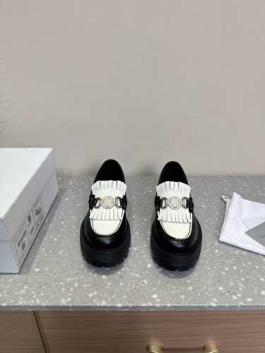 Dior 迪奥 25ss早春新款 经典钱币 流苏 厚底 乐福鞋采用黑色小牛皮打造鞋身 搭配白色皮革流苏 展现出撞色的层次感 流苏上点缀了银色幸运星金属圆牌 十分