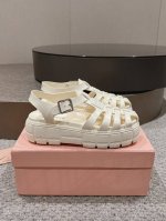 出 Miumiu 缪缪 24春夏新款拖鞋凉鞋系列 巴黎时装周最新走秀款，火爆款 松糕厚底罗马凉鞋 猪笼鞋 复古高级，舒适度与时髦度并存的开挂全新系列，设计搭配不