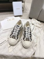 顶级版本 Dior迪奥walk'N系列 老花 刺绣 厚底帆布鞋 休闲运动鞋 原版购入开发 做货 这款 Walk'N'Dior 厚底运动鞋是一款时尚单品，提升该系