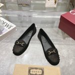 3657-3 黑 35-42 41 42订做，衣橱必备单品优雅焕新。这款设计以优质迷你GG绒面材质匠心打造，巧妙融合品牌经典传承与现代精致魅力。经典马衔扣细节以