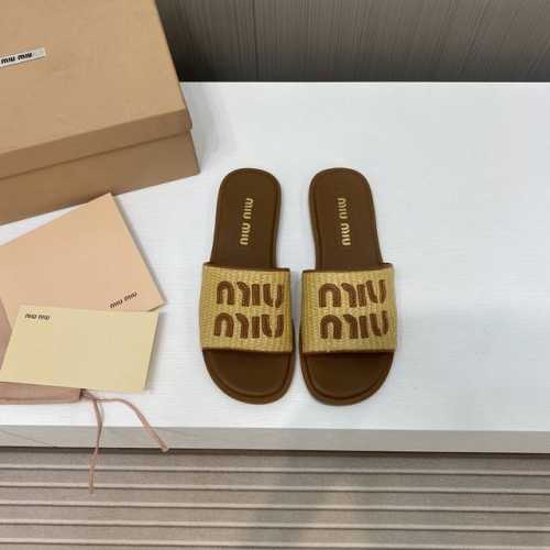 出厂价 Miumiu缪缪2024春夏新款平底拖鞋 Miumiu平底微标凉鞋拖鞋简约大气时髦耐看不过时是时尚圈永不退潮的经典所在，复古的英伦风格，让你穿出不一样的
