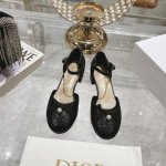 出厂 Dior*迪奥 Vs 秋季中空菱格纹凉新款系列 颜色超艳 搭配毫无压力 怎么出可以美美出场 脚背一字后包设计 更显优雅 年轻 圆头小珍珠单鞋 面料：原版定