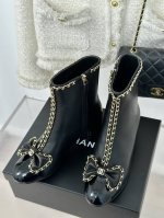 橙子出厂价 Chanel 香奈儿24P链条蝴蝶结粗跟短靴 本季王炸神款香家经典蝴蝶结链条元素，时髦感十足的单品！造型立体饱满，帅气十足！谁穿谁爱上！真的值得入手