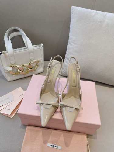 高版本出厂Miumiu*缪缪 24春夏大热走秀款 小猫跟单鞋走秀款出现在各大时装杂志封面 各路明星、小红书博主着用～全新复古上脚尤为惊艳到你的一款闭眼入都是不会