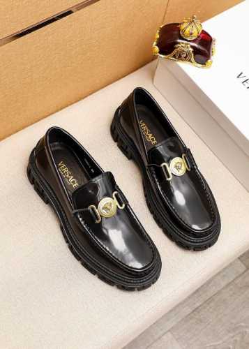 商品商标：Versace 范思哲 休闲皮鞋正码码数: 38-44 45订制商品材料：精选 进口头层开边珠牛皮鞋面+奢华五金扣，进口水染牛皮内里 强烈立体视觉效果