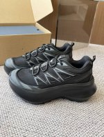 380Cdg X Salomon 萨洛蒙 联名款Xt-6 系列 增高厚底休闲运动鞋 联名鞋款依旧是黑白简约配色，鞋身上的品牌字样也体现出极简主义的设计风格 搭配