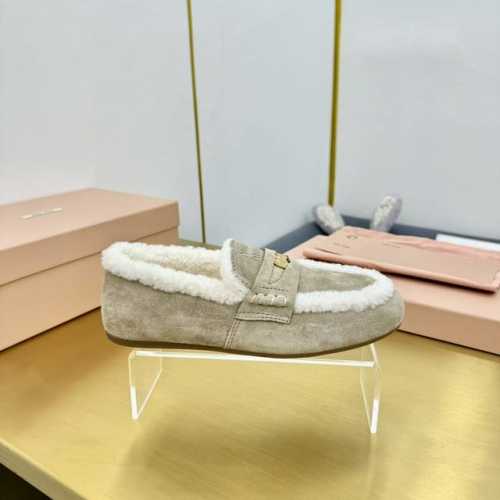 冲量价: Miumiu 缪缪 Ss秋冬驾车钱币款100%纯羊毛乐福豆豆鞋 走秀新款 开车小姐姐的福音复古时尚 简约高级 随意搭配 上脚非常舒适 鞋面采用金币和压