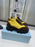冲量价: 男+10 Prada Fw24 New Arrival ~ 24秋冬厚底乐福鞋新品 经典的鞋型，鞋面拼接细节质感满满 简约百搭又不乏辨识度 经典耐看好