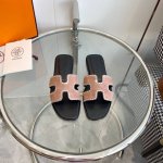 平底 粗跟 Hermes爱马仕经典h拖鞋 顶级品质 超级洋气经典又耐脏的一款凉拖万能百搭～舒适感真的天花板级别～软乎乎的脚感～走再久都不觉得累脚~夏天懒人必备一