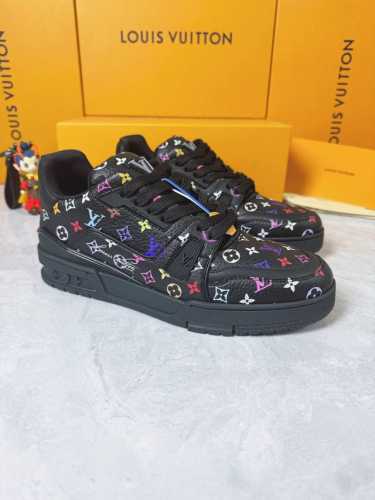 Loui* Vuitto* 顶级版本 情侣款本款 LV Trainer 运动鞋再现设计师 Virgil Abloh 自篮球鞋中挖掘的时尚潜力。粒面牛皮革构筑繁复