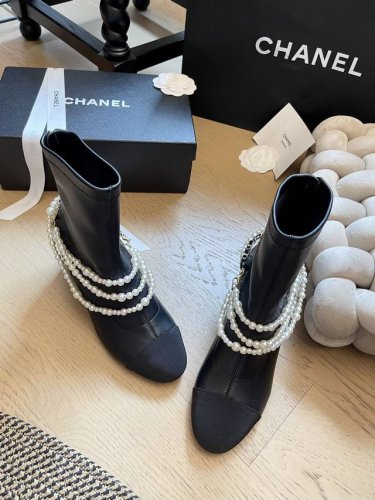 Chanel 24A新款珍珠系列短靴 秋冬爆款短靴！上新 鞋面：羊皮 内里：羊皮 大底：真皮大底 跟高：5.5Cm 码数 35-41 40 41定做不退换哦