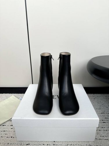 Loewe Resort 罗意威2024新款奶奶穆勒高跟 短靴 系列 返璞归真的款式混合了千禧年代的美学细节 展现新一代之雅痞气质 配裙子裤子都非常百搭 面料：