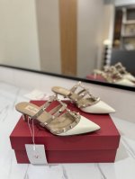 出厂价Pp： Valentino 华伦天奴铆钉 Vt经典5.0尖头拖鞋，顶级复刻！侧身弧线完美，原版开模定制不生锈铆钉 特别有质感的五金衬托出满满的高级感，带给