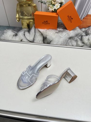 Hermes2024春夏新款P: 真皮大底 P:160 橡胶大底 码数：35-44 43 44可定做不退换 面料胶片加烫钻，垫脚羊皮 爱马仕2024新款官网同步