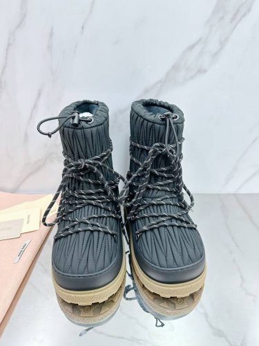 高版本 Miumiu缪缪24Ss系列，女士徽标尼龙华达呢雪地派对金属标双色厚底收缩系带羽绒雪地靴滑雪靴胖头靴！ 有轻奢的内蕴品质，自带温暖的腔调，材穿着舒服，爱