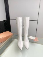 出厂价 。Miumiu 弹力靴14寸 冬季新款今年官网主推的爆款 Miumiu一直以来都是以少女心blingbling著称，这款鞋也不例外鞋子全部都是纯手工制作