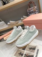 出厂价 MiuMiu缪缪家早春最新走秀款 休闲脏脏鞋 运动小白鞋 国内外博主刷爆的一款，小红书种草系列，复古又时髦上脚美炸了 简约的运动板鞋设计，极具辨识度的鞋