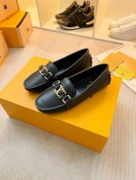出厂价 Louis Vuitton这款arizona便鞋采用monogram Eclipse帆布，其手工漆绘染边及手工缝制鞋面充分展现了路易威登的传统制鞋工艺。