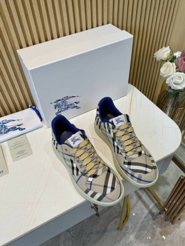 工厂价 Burberry2024爆款出炉，历经三年经典格子回归，百搭，装饰精纺 Burberry 格纹图案。搭配网眼内衬和格纹鞋带，橡胶鞋底饰有典藏 Burbe