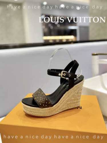 Louis Vuitton 最新走秀款厚底凉鞋 香港原版购入一比一开模 今年的款式比去年增加了老花原素 显得更为大牌 老花元素面款 内里垫脚全羊皮 水台原版麻绳