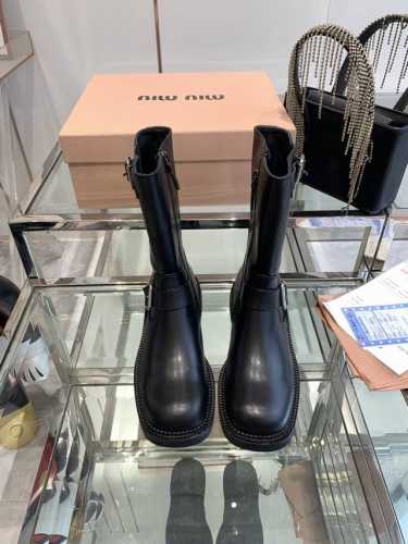 顶级版本 Miu Miu 缪缪24Ss秋冬最新走秀爆款系列 今年最值得入手的靴子 没有之一！超多网红明星上脚 。Miumiu今年秋冬确实泰酷辣，采用进口小牛皮，