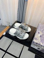 出 代购级别品质Dior迪奥松糕厚底拖鞋 一直是时尚与潮流风格 鞋面和原版一致3种材料贴合毛毛也是手工修剪质量欢迎对比 鞋面+内里：原版定做特殊材料 大底：原版