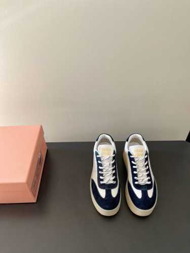 miumiu 最新早春欧美复古时尚德训厚底休闲鞋板鞋原版顶级复刻 专柜同步发售 面料采用特供进口小牛皮面 整双鞋就是非常显质感 内里垫脚牛皮 进口原版大底 款式