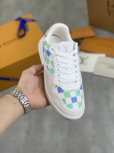 工厂价 一眼心动的LV新款24ss 航海刺绣运动鞋新品LV Confetti系列黑白配色，是全皮材质。麂皮拼接小牛皮！刺绣版面是L家航海元素的刺绣，超级精致好看