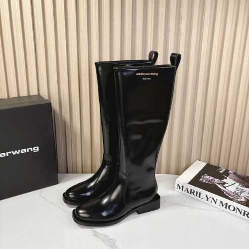 Alexander Wang 亚历山大 王 2024秋冬新品 纽约时装周大王字母靴上新 Ins风格新款推出 使用了大王经典方跟简洁风，讲究线条的设计理念，女王风