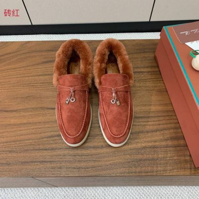 Loro Piana 领口毛乐福鞋。意大利顶级羊绒复古优雅低调奢华。时尚性与皮料实用性同样兼具依然全网最高品质。鞋面羊京，羊毛垫脚，领口羊毛。原版大底。配卡片、