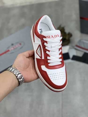 工厂价 实价 高品质牛里 Prada 普拉达经典款男鞋官网最新款上市了1：1复制，香港专柜同步，走秀同台；全部采用小牛皮进口牛皮内里、橡胶大底原版1:1防滑耐磨