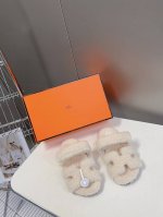男装10 爱马仕皮毛一体卷糕毛二舅拖 今年面料均选用a+皮毛一体卷糕毛 毛茸茸的 敲可爱的，踩云脚感，光脚或者搭配个袜子穿，都时髦的不行哦 鞋底是原版开模tpu