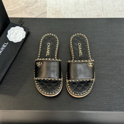 CHANE*｜小香25C春夏新品度假厚底链条双C爱心凉拖拖鞋这一季度假凉拖系列真的超美 搭配链条双C五金装饰 简约百搭上脚超级美的 怎么看怎么好看 Go 材质：