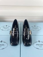 prada2025Ss冲孔饰金属搭扣端庄风玛丽珍单鞋系列 手工撞钉冲孔饰金属搭扣端庄风玛丽珍单鞋，少女必备 面料：进口漆皮 大底：意大利真皮大底， 跟高：3Cm
