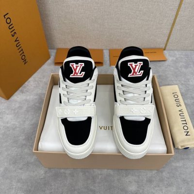 L家新品 Trainer 魔术贴系列运动鞋 官方售价 Rmb 41,100 本款l*V Trainer 运动鞋以正绒面和粒面牛皮革重绎virg*L Abloh