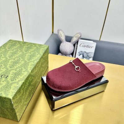 Gucci2025夏季新品 女士防水台凉鞋 顶级品质，材质 工艺与原版一致！ 高辨识度设计在爱的进行曲 系列中焕新演绎为新的造型，这款厚底防水台凉鞋以白色Sup