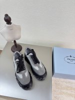 男女款 经典厚底 绑带系列 prada P390 男款10 搭配三角标 Logo 的设计和简约的线条 很有格调 简单纯粹得色调 原版开模 舒适炸街 ——————