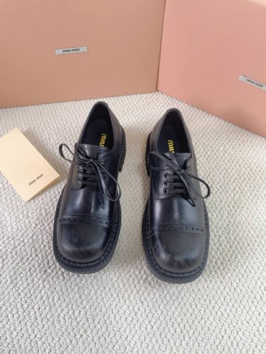 miu Miu 25春夏走秀款系带乐福鞋 升级啦Miu做旧这块还是得我们今年秋冬火爆了的 接下来就是妥妥断货节奏 酷飒酷飒的延续了爆款风格 Miu经典机车乐福鞋