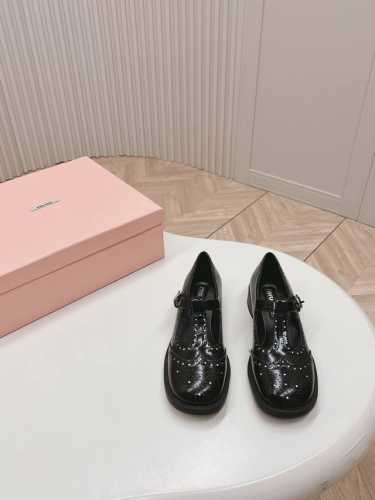 出厂 Miumiu缪缪凉鞋玛丽珍2024粗跟圆头单鞋凉鞋 中性十足复古高贵百搭款怎么穿都好看今夏时髦精最爱 看起来不怎么舒服上脚超级舒服 超级重工 鞋面：激光冲