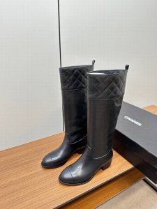 Chanel 香奈儿*秋冬新款小香菱格骑士靴 这款骑士靴真的是帅气时尚的代表，靴筒领口设计经典菱格工艺 靴筒口双c电绣logo 低调不失奢华！简约时尚个性又大气
