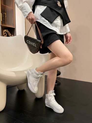 Chloe 克洛伊 蔻依 25春夏新款 德训鞋 高帮鞋 原版鞋底，网红爆款，顶级休闲度假系列 大咖网红一致追求此款，更是断货一度难求 盛夏不可缺少的单品拖鞋，上