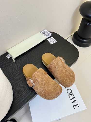 罗意威LOEWE最新英伦风潮酷系列专柜同步新品穆勒拖喜欢这种风格的小仙女必须要入手哦！鞋面采用进口呢绒面料，内里混种羊皮，意大利真皮大底！上脚非常舒适 大头的设