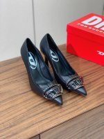 出厂价:390【Diesel】尖头高跟鞋。绝美Diesel高跟鞋，独家品牌辨识度的原版开模五金。流畅的线条，优雅版型，人手必备 材质：鞋面牛皮，羊皮内里及垫脚。