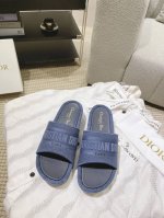 出厂： DIOR迪奥 春夏新款字母印花厚底拖鞋高端品质、欢迎验货对比三家绝美的坡跟厚底拖，比平底更显脚瘦显腿长小个子MM的福利来啦日常出行、居家必备拖也可、不挑