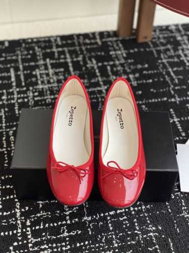 代购级360 repetto 小粗跟芭蕾舞鞋 单鞋 鞋头和鞋垫里面 上脚脚感舒适显瘦 配啥啥好看哈！仙女们冲 限量款 鞋面：进口漆皮 内里垫脚：羊皮 鞋底：原版