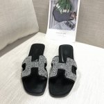 顶级品质 上新hermes 钻系列 超级有档次的一款贵妇h拖鞋，绝对人手一对。 100%购入正品1：1定制，楦型、原模具、皮料，都专为这款而定制的。 Ps:认准