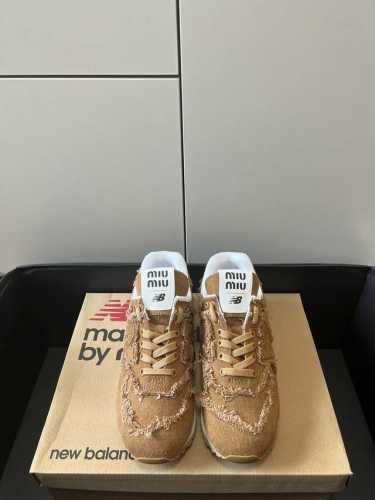 布 皮 独家代购级别发售 Miumiu X New Balance 574联名系列 太火了！缪缪这次联名诚意满满非常有亮点，旧毛边的设计又随意又百搭。好穿不累还