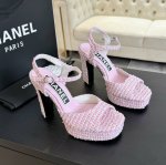 布面380 chanel香奈儿2025夏季高跟防水台凉鞋，时尚与优雅的完美融合。多样色彩适配不同风格，从甜美粉色到经典黑白，尽显别致。露趾设计搭配细带元素，展露