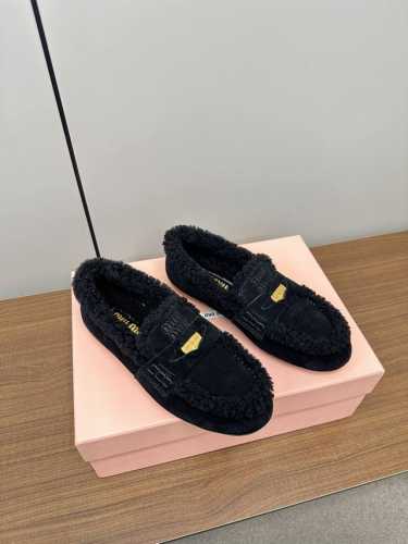 Miumiu 缪缪2024Ss秋冬乐福鞋毛毛鞋 Miumiu 缪缪2024Ss秋冬，钱币驾车鞋加毛乐福鞋毛毛鞋 这款永不过时的反绒皮驾车鞋饰有硬币与压花miu微